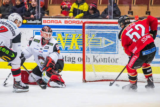 Luleås Karl Fabricius framför Malmö Redhawks målvakt
