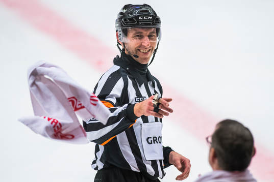 Domare Linus Öhlund städar isen