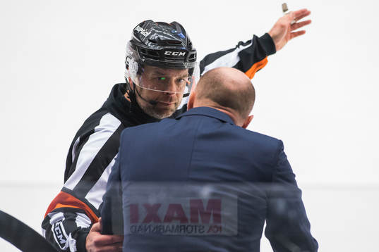 Malmö Redhawks tränare Peter Andersson diskuterar med