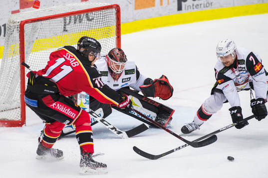 Luleås Petter Emanuelsson passar fram till Robin Kovacs 2-0