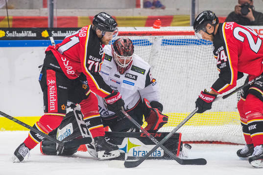 Luleås Patrick Cehlin framför Malmö Redhawks målvakt