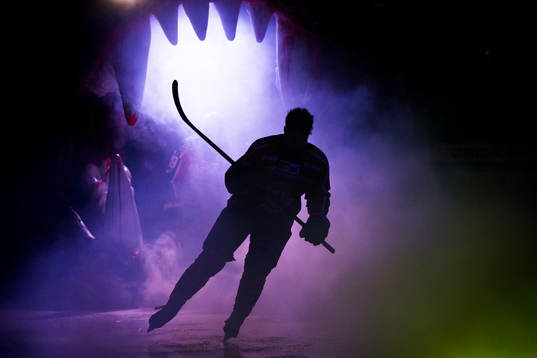 Luleås Nils Lundkvist åker in på isen