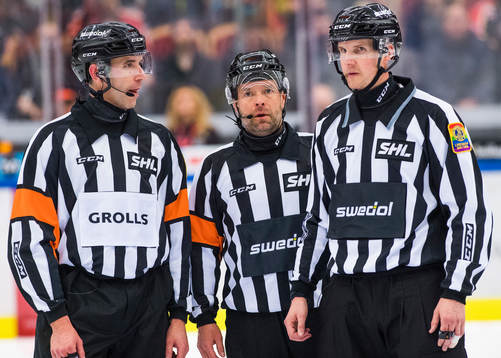 Domare Linus Öhlund och Patrik Sjöberg samt linjedomare