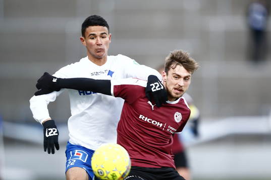 Norrköpingsspelare och Örebros Filip Rogic i kamp om