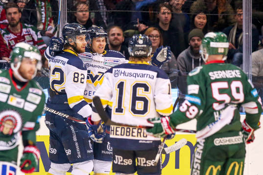 s David Ullström jublar med lagkamrater