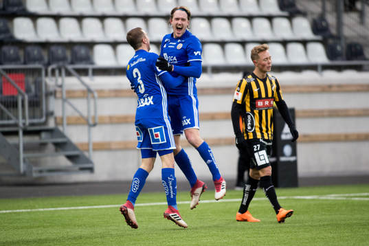 Sundsvalls Kim Skoglund gör 1-0 Dennis Olsson jublar,