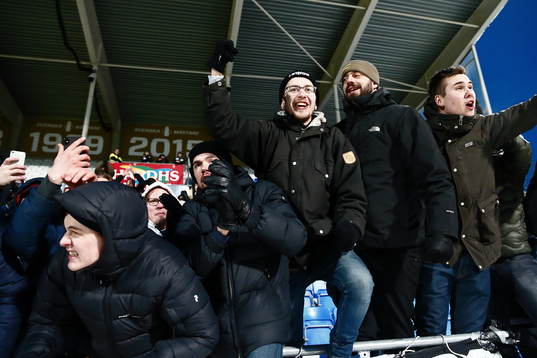 Örebrosupportrar jublar