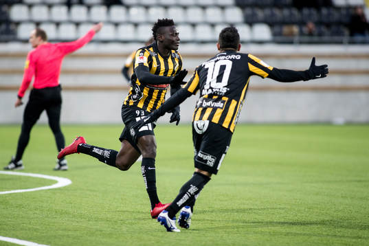 Häckens Alhassan Kamara och Paulinho jublar