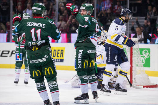 Frölundas Jan Mursak jublar med Victor Olofsson