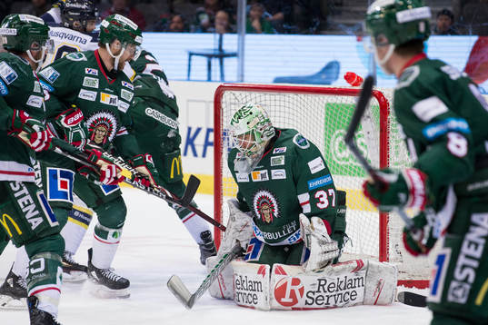 Frölundas målvakt Johan Gustafsson  med en räddning