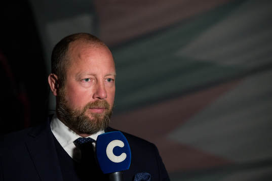C Mores expert Petter Rönnqvist innan ishockeymatchen i