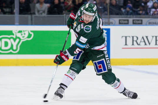 Frölundas Adam Almqvist skjuter ett skott