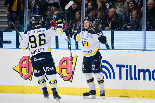s Erik Brännström jublar ihop med Bill Sweatt
