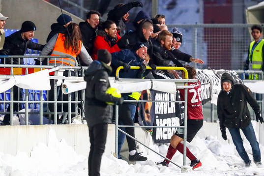 Örebros Filip Rogic firar med fansen