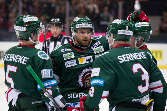 Frölundas Jan Mursak jublar med lagkamrater