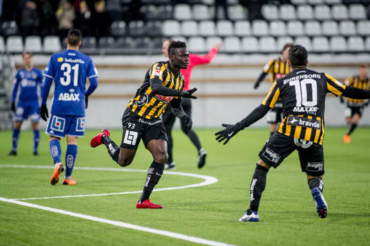 Häckens Alhassan Kamara och Paulinho jublar