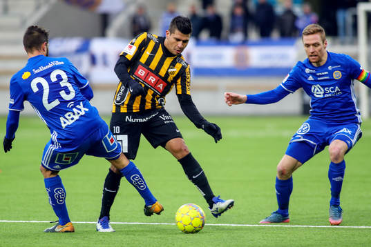 Häckens Paulinho och Sundsvalls Juan Jose Ciercoles och