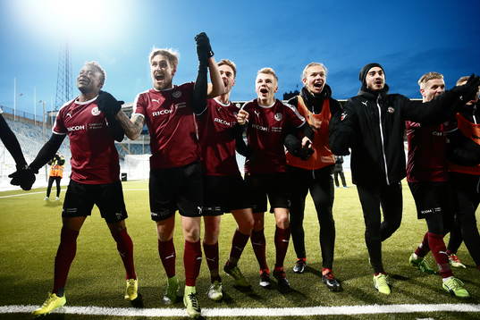 Örebro jublar med sina supportrar