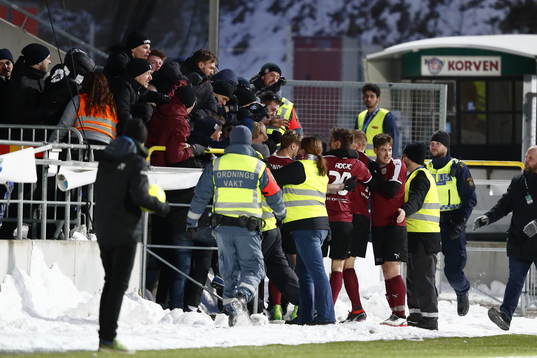 Örebros spelare jublar med sina supportrar