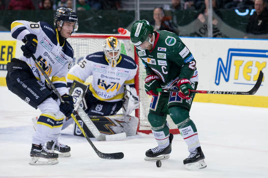 s Pierre Engvall mot Frölundas Joel Lundqvist