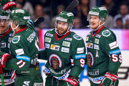 Frölundas Jan Mursak jublar med lagkamrater