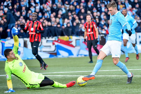 Malmö FFs Mattias Svanberg och Brommapojkarnas målvakt