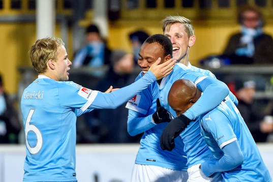 Malmö FFs Carlos Strandberg jublar med lagkamrater
