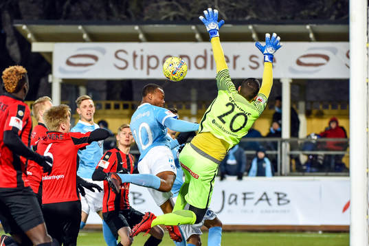Malmö FFs Carlos Strandberg nickar in 2-0 bakom
