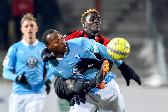 Malmö FFs Carlos Strandberg och Brommapojkarnas Kyle Konwea