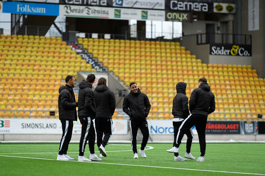 Hammarbys spelare på arenan