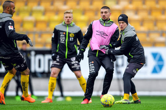 Elfsborgs Ibrahim Dresevic och Daniel Gustavsson värmer upp
