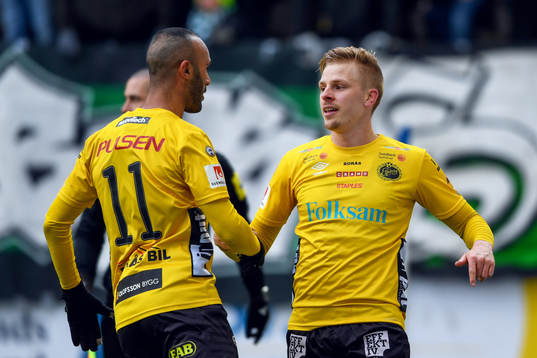 Elfsborgs Per Frick jublar med Issam Jebali
