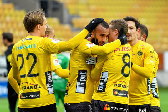 Elfsborgs Samuel Holmén jublar med lagkamrater