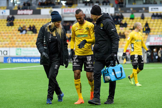 Elfsborgs Issam Jebali får hjälp av läkare Matilda