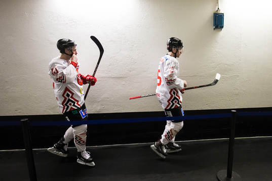 Vita Hästens Jesper Samuelsson och Henrik Nyberg innan