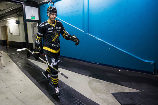 s Simon Fernholm innan ishockeymatchen i Hockeyallsvenskan