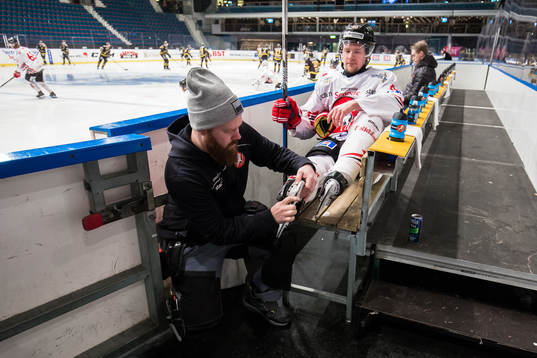Vita Hästens materialförvaltare Anders Fagerström slipar
