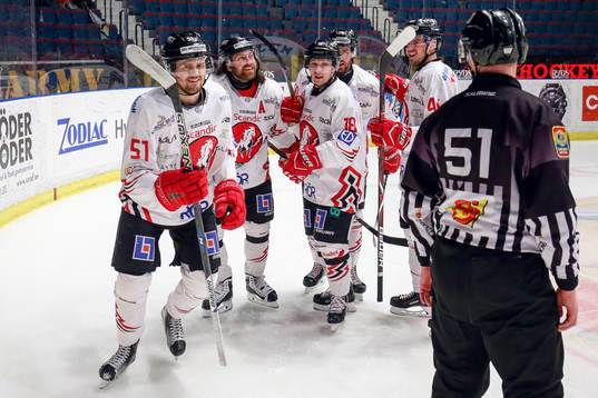 Vita Hästens August Gunnarsson jublar med lagkamrater