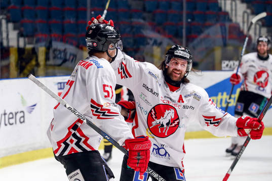 Vita Hästens August Gunnarsson jublar med Daniel Josefsson