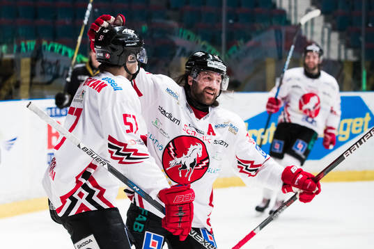 Vita Hästens August Gunnarsson jublar med Daniel Josefsson
