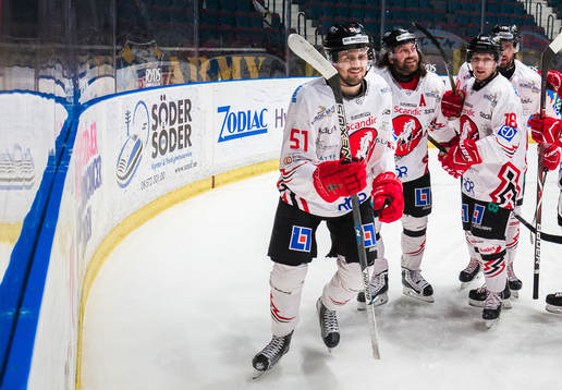 Vita Hästens August Gunnarsson jublar med lagkamrater