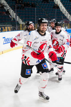 Vita Hästens August Gunnarsson jublar