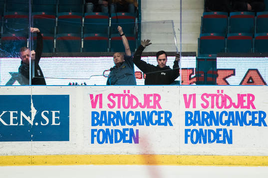 Personal på Hovet byter en skiva plexiglas