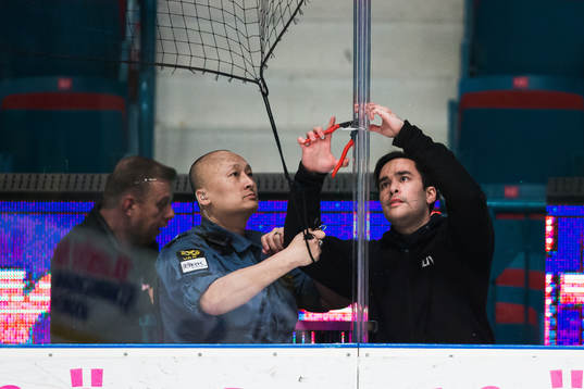 Personal på Hovet byter en skiva plexiglas