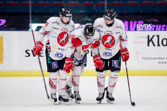 Vita Hästens Emil Eriksson (m) får hjälp av isen av