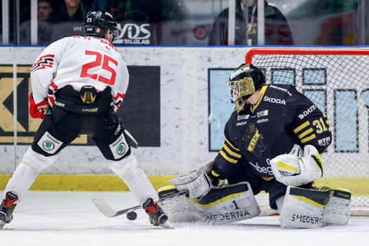 s målvakt Linus Lundin räddar en straff från Vita