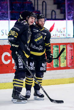 s Anton Holm jublar med Christian Sandberg