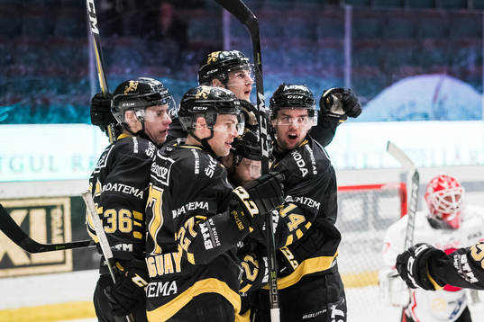 s Anton Holm jublar med Eric Castonguay , Kalle Jellvert ,