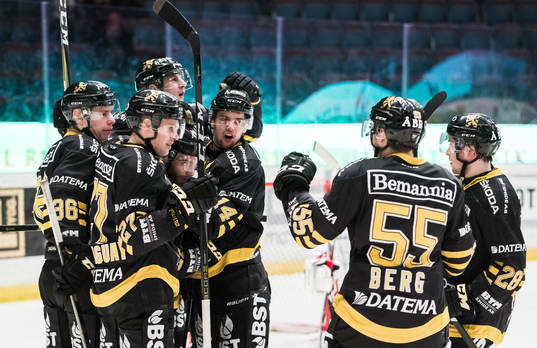 s Anton Holm jublar med Eric Castonguay , Kalle Jellvert ,