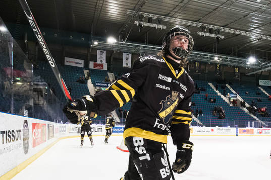 s Nils Höglander jublar